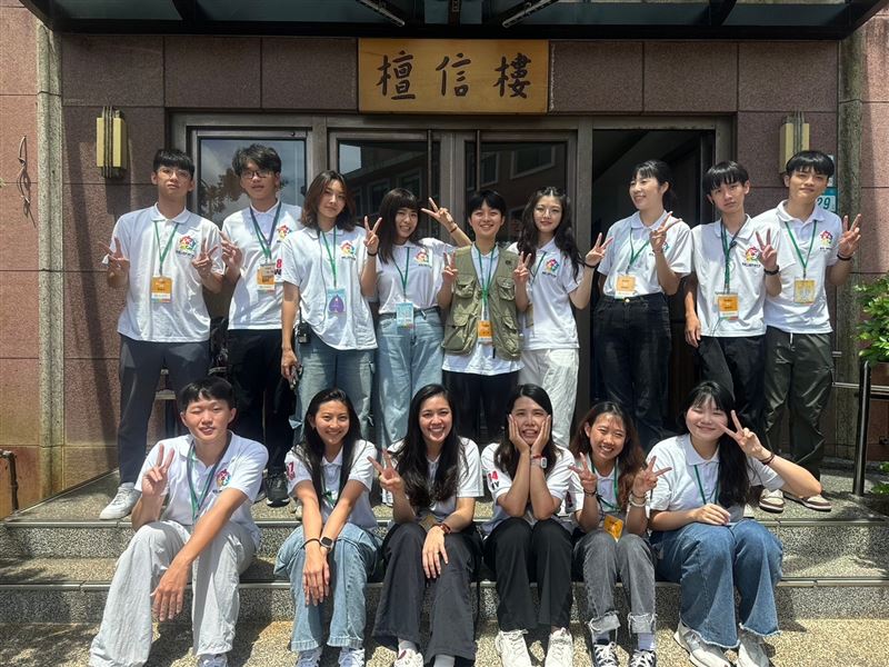 一張獎狀逆轉人生!台南女孩黃雅文從沉默到蛻變成優秀年輕主持人。黃媽媽哭謝沒血緣家人靈鷲山是第二個家。圖前右二為黃雅文。(圖/靈鷲山提供)