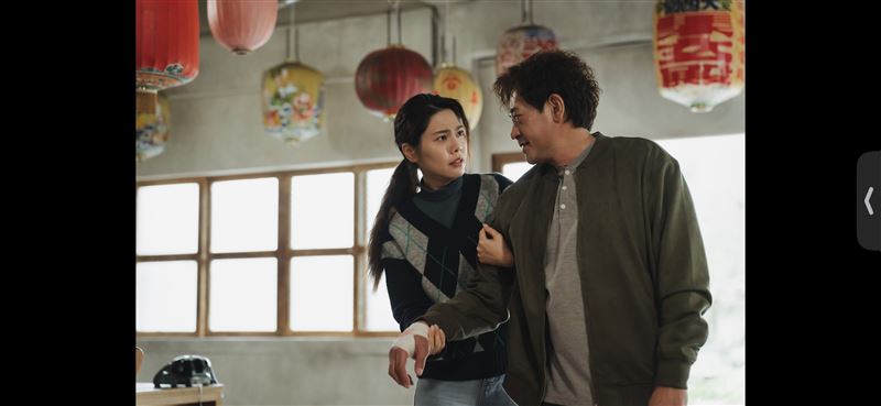 白家綺飾演「阿芬」,一路默默守護阿松一家,暖心舉動獲觀眾讚賞。(圖/民視提供)