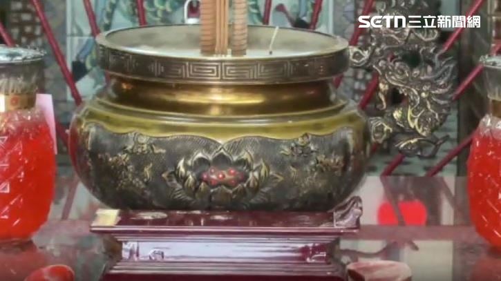 被推倒的香爐左邊耳朵斷掉