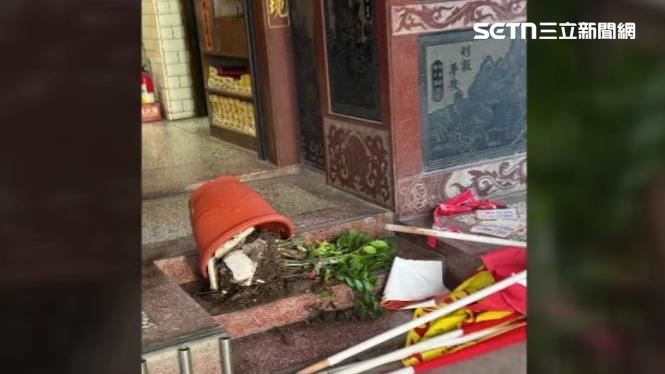 花盆也被打翻在地