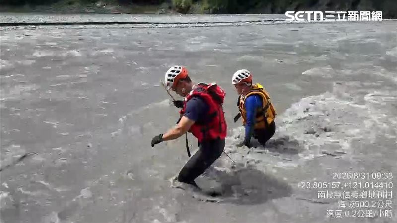 南投濁水溪上游發生泛舟客受困意外,南投縣消防局搜救期間,一名50歲伍姓消防員不幸落水殉職。(圖/翻攝畫面)