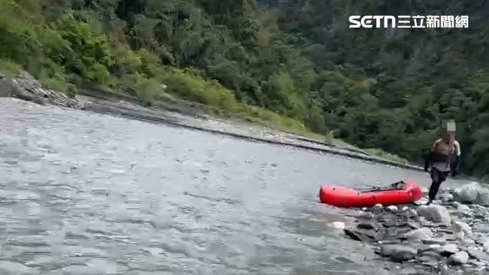 南投縣消防局出動救生艇逆流而上救援,成功救出1名受困的泛舟客。(圖/翻攝畫面)