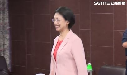 翁曉玲新會期報到露出笑容(圖/翻攝畫面)