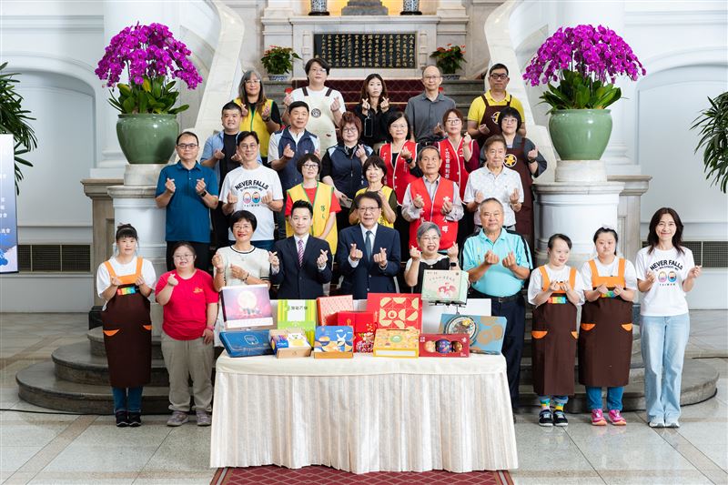 總統府秘書長潘孟安日前與社福團體召開「好事成圓 全民挺公益 讓中秋的愛不刪減」記者會（圖／總統府提供）