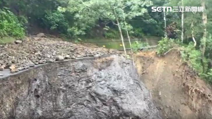 屏士文部落後山坍方　2/3路面消失不見