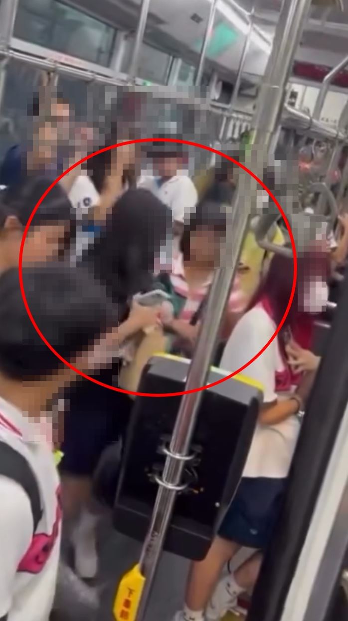 女學生準備下車時,遭楊姓婦人以身體衝撞。(圖/民眾提供)