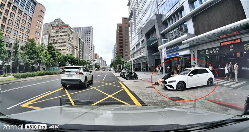 余男上前制止不僅被打了一巴掌,甚至還被衝撞趴在引擎蓋上。(圖/翻攝自threads@michael.long1973)