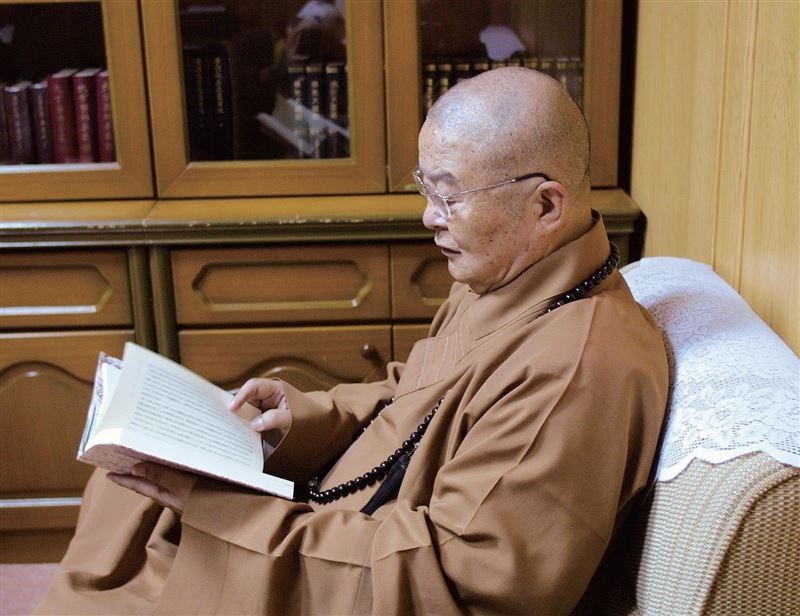 鬼月真相驚人曝光!星雲大師生前直言:真正可怕的根本不是鬼。農曆七月是想念的月、慈悲的月、報恩的月。(圖/臺灣商務印書館提供)
