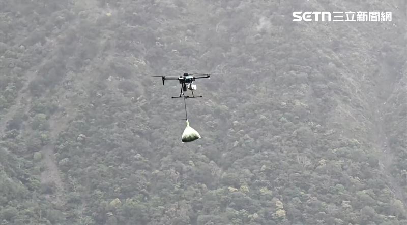 南投縣消防局前3次空投物資均以失敗告終,第4次終於成功。(圖/翻攝畫面)