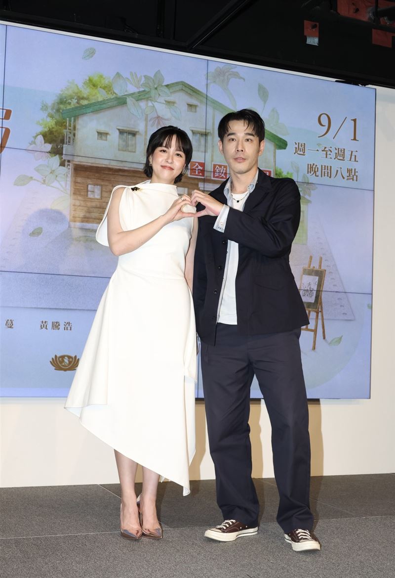 魏蔓(左)與黃騰浩(右)在《轉角那間心藥局》飾演一對夫妻。(圖/記者田俊彥攝影)