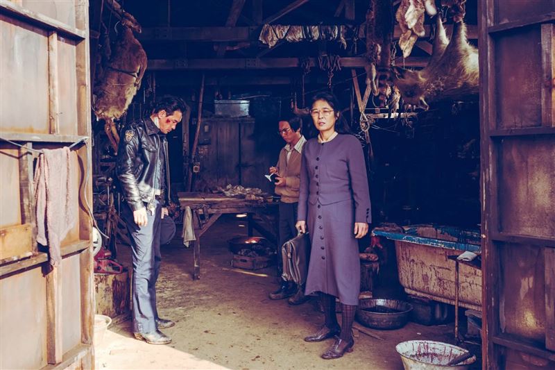 第三度與羅泓軫合作的黃石正（右），在片中飾演解剖外星人的小鎮保健所長。（圖／采昌提供）