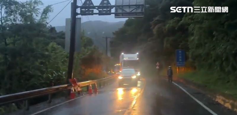 新北市坪林區北宜公路發生落石坍方,釀雙向車流嚴重回堵。(圖/翻攝畫面)