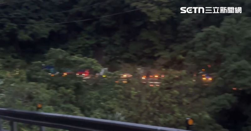 新北市坪林區北宜公路發生落石坍方,釀雙向車流嚴重回堵。(圖/翻攝畫面)