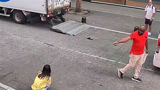 長髮妹東京街頭脫褲排泄！警察路過沒盤查