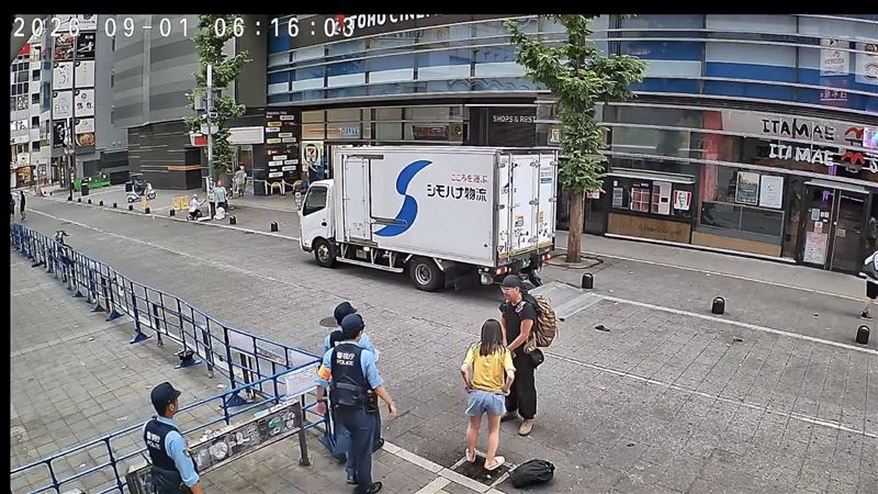 三名警察巡邏經過該區域時並未立即上前盤問,而是直接從旁路過。(圖/翻攝自Threads)