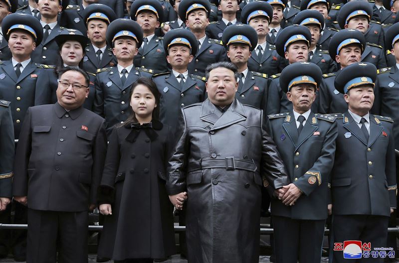 南韓國家情報院明確評估,北韓領導人金正恩的女兒金主愛,目前已正式進入「接班人內定階段」。(翻攝自朝中社)