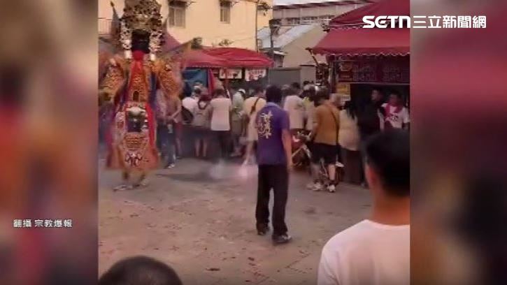 宮主疑似故意將鞭炮丟到遊客腳下。(圖/翻攝自宗教爆報)