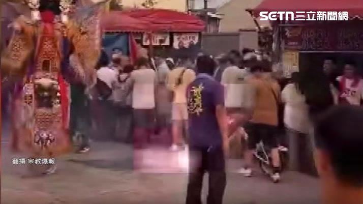 獨／桃園宮廟「鞭炮炸腳」驅趕遊客引眾怒
