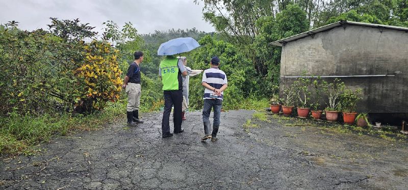 高雄地區雨勢持續未歇,燕巢區一間民宅出現地坪及牆面龜裂、傾斜等情形,1日經專業技師評估後認為不宜居住。(高雄市工務局提供)