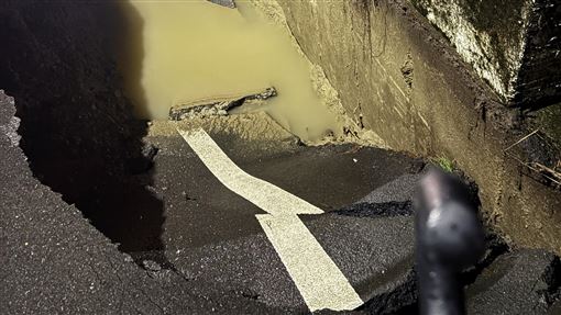 高雄大寮路面現大坑受連日豪雨影響，高雄市大寮區鳳林一路34巷出現一處巨大坑洞，地政局1日表示，目前已立即派遣混凝土車灌漿回填，並鋪設鐵板。（邱于軒提供）中央社記者蔡孟妤傳真 115年9月1日