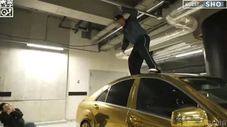 賓士車頂當腳踏板！大咖主持踩凹來賓愛車