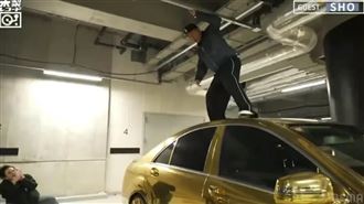 賓士車頂當腳踏板！大咖主持踩凹來賓愛車