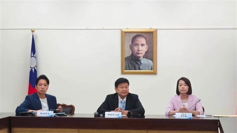 砍預算害慘庇護工場,傅崐萁鞠躬道歉。(圖/翻攝自傅崐萁臉書)
