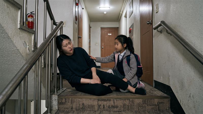 30多歲人妻曾因公務員丈夫5度家暴後分居,雙方正在進行離婚訴訟,未料,丈夫到妻子住處埋伏,在女兒面前行兇。(示意圖/AI製圖)