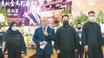 看護月領雙薪　霸氣影帝喊：家裡錢隨便花