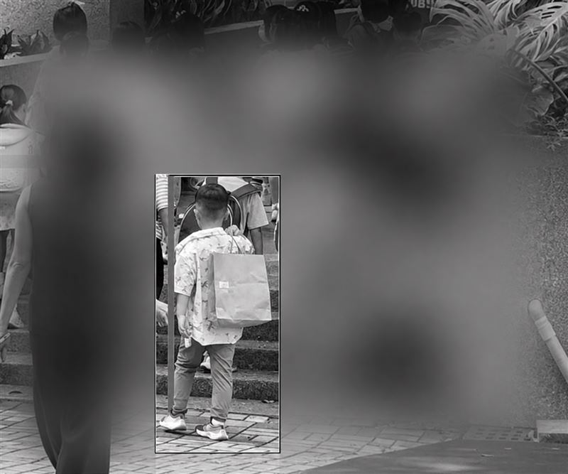 一名小學生提紙袋上學的背影爆紅。(圖/取自Threads,已馬賽克及黑白處理)