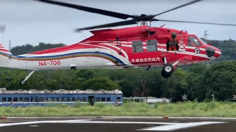 今天（2日）上午，由空勤直升機吊掛，順利救出2名受困者。（圖／翻攝畫面）