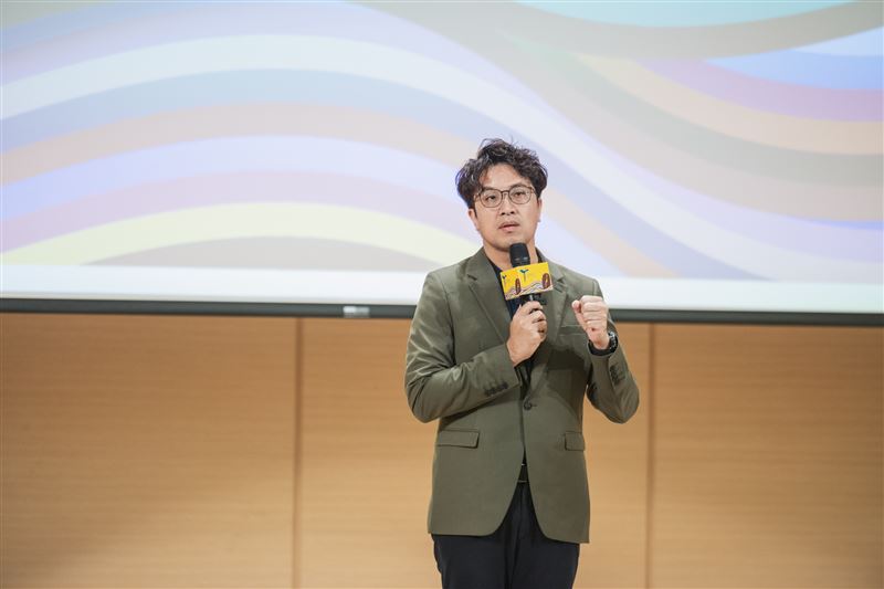 對於北市府狂拆垃圾桶引發的民怨,沈伯洋拋出「智慧垃圾桶」政策;而面對台北頻傳的虐童案,他也直言「現有機制明明可以解決,可以預防卻沒有被預防」。(圖/沈伯洋辦公室提供)