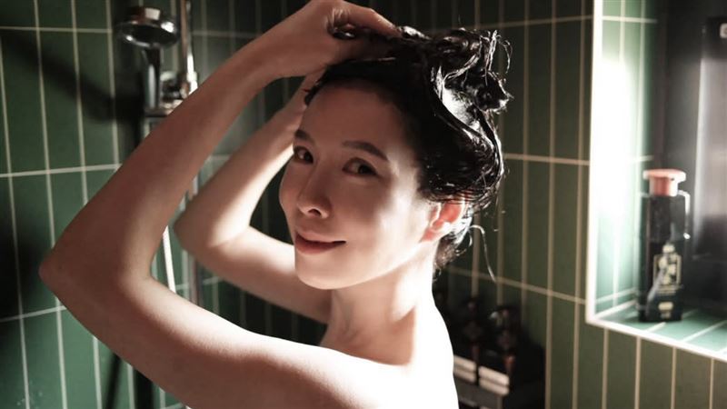 50歲天心穿泳裝秀曲線　網敲碗：再拍寫真