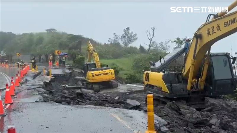 該路已進行管制只剩單線可通行。(圖/翻攝畫面)