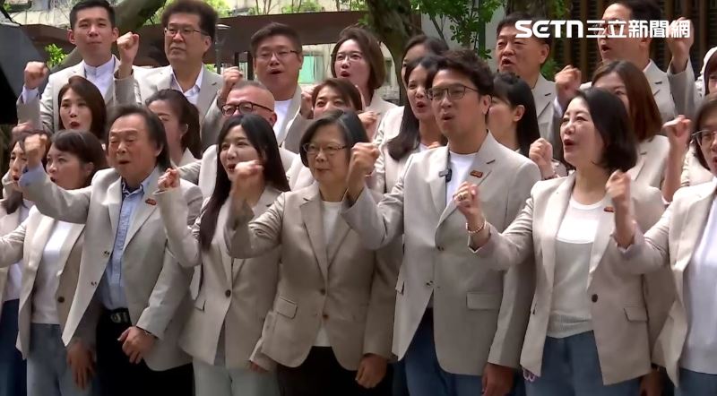 蔡英文送船舵挺沈伯洋：台北要這樣的市長