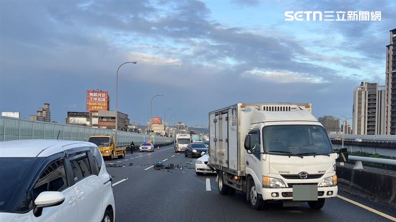 國道一號發生3車連環追撞事故。(圖/翻攝畫面)