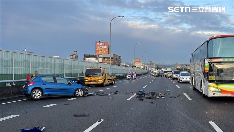 國道一號3車連環撞　車頭全爛2駕駛急送醫