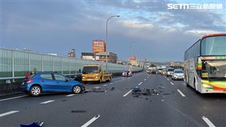 國道一號3車連環撞　車頭全爛2駕駛急送醫