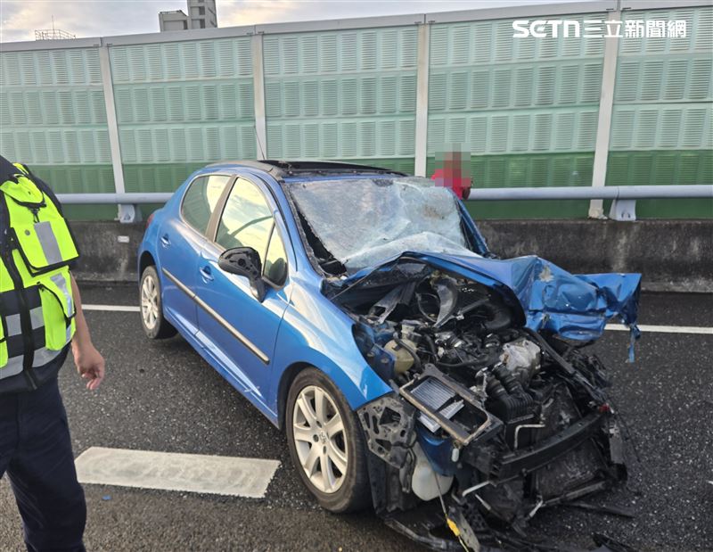 國道一號發生3車連環追撞事故。(圖/翻攝畫面)
