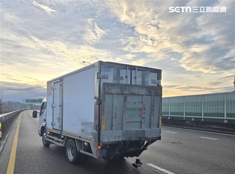 國道一號發生3車連環追撞事故。(圖/翻攝畫面)