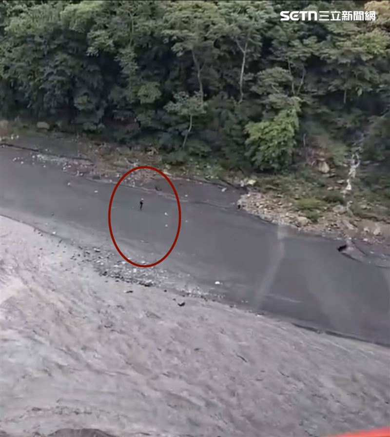 空勤接觸到他們時,整個河川上的水已經漸漸消退。(圖/翻攝畫面)