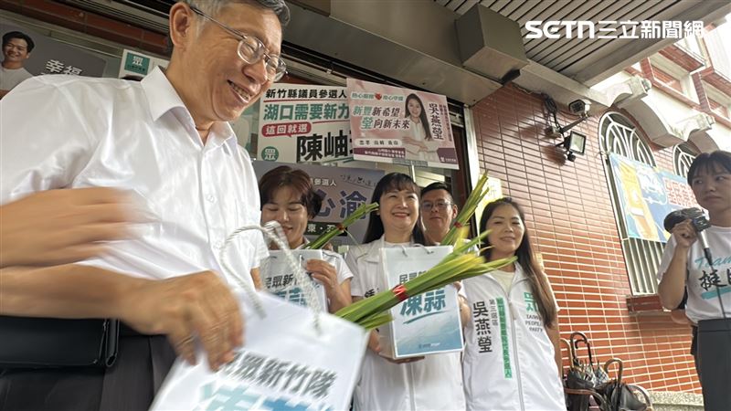 柯文哲拿「凍蒜」伴手禮送給候選人。(圖/記者羅欣怡攝影)