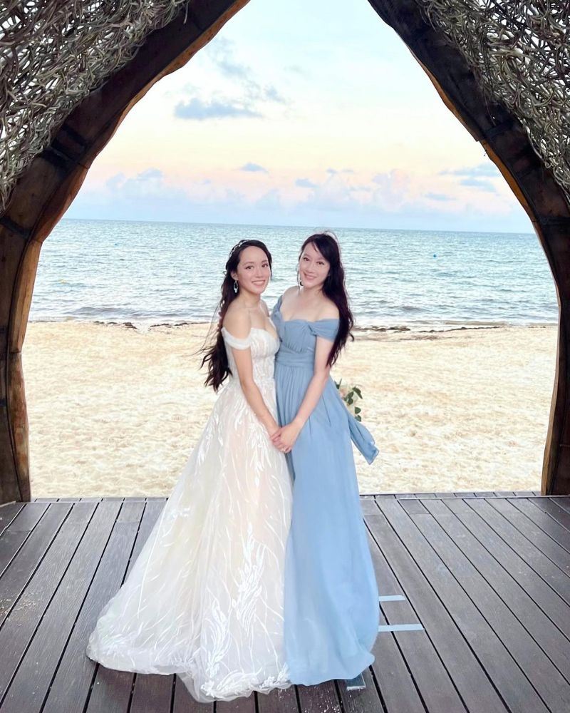 許慧欣(右)出席妹妹婚禮。(圖/翻攝自IG)
