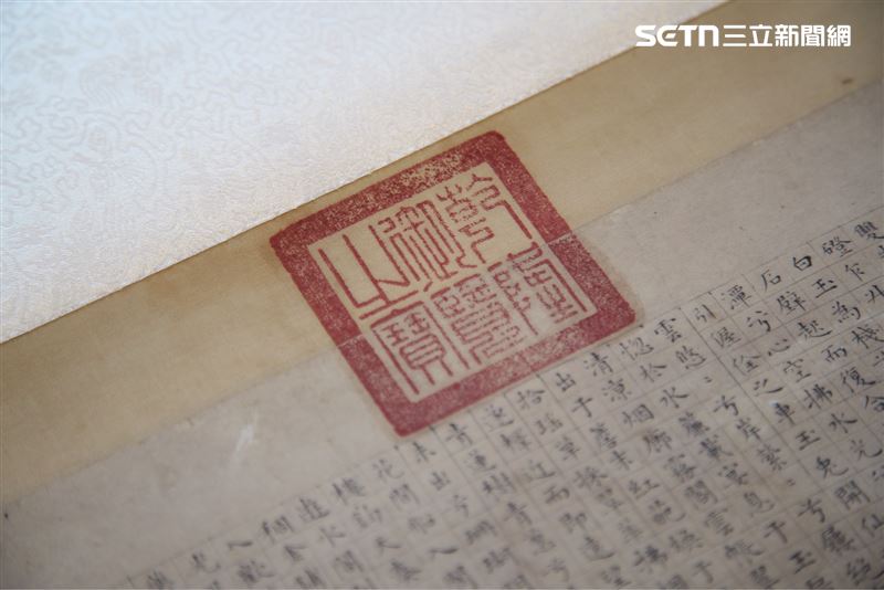 一張看似簡單掛在牆上的複製書畫,中間仍隔著選品、修復、法律、色彩、材料、製造與市場。(圖/記者張宣恩攝影)