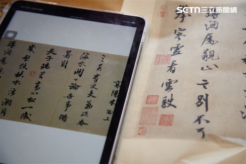 在江仲淵的說法裡,價值出現在圖檔之後:先從大量館藏裡選出適合現代生活的作品,再確認來源與利用條件;進入數位檔後,要判斷破損、噪點、接縫、筆觸與歷史痕跡;之後還有色彩管理、紙材、實體打樣、藝術微噴、裝裱與尺寸。(圖/記者張宣恩攝影)