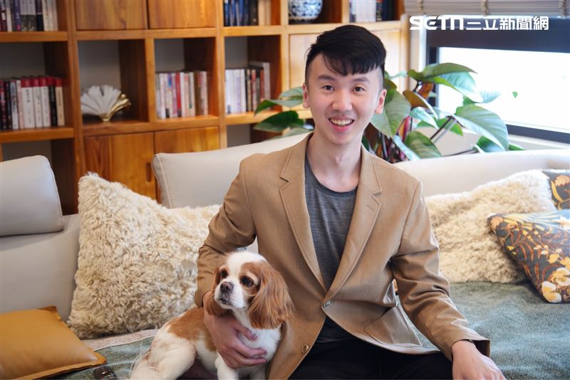 江仲淵現在所努力的這些事,看起來離17歲時想像的人生很遠。(圖/記者張宣恩攝影)