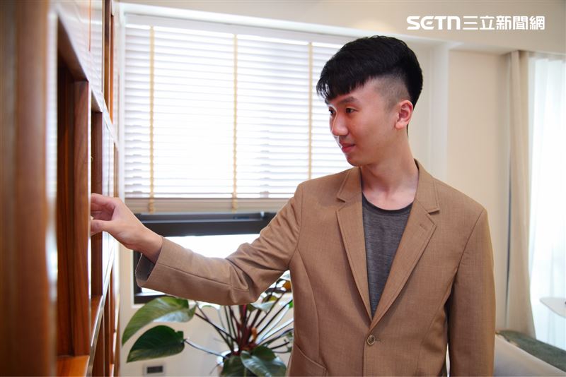 江仲淵手上一張張修壞、重做、留下來的古畫,至少把一個問題推到了台灣文創產業面前:一個文化真正活著的證明,究竟是它被完整保存了,還是幾百年後,仍然有人願意把它帶回自己的生活?(圖/記者張宣恩攝影)