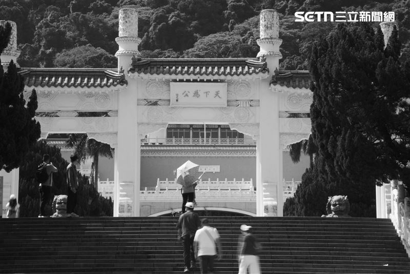故宮代表在會中表示,院方從2019年開始推動資料開放後,出版授權、品牌授權和圖像授權等權利金收入持續下降;但預算編列時,機關歲入又被要求提高。若更高解析度圖檔全面開放,原有授權收入可能進一步受到影響。(圖/記者張宣恩攝影)