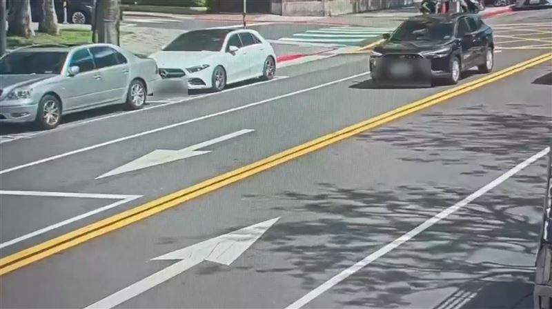 內湖工人手握毒桿倒車內！車停警局旁慘了