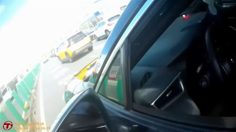 員警上前關心林男,發現林男躺在駕駛座上手中握著一支電子煙桿。(圖/翻攝畫面)